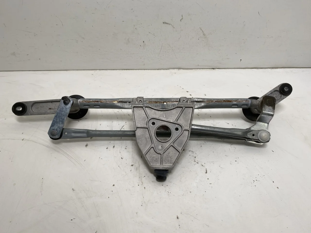 Maxus EUNIQ5 MPV 2021- Windshield wiper linkage view 3