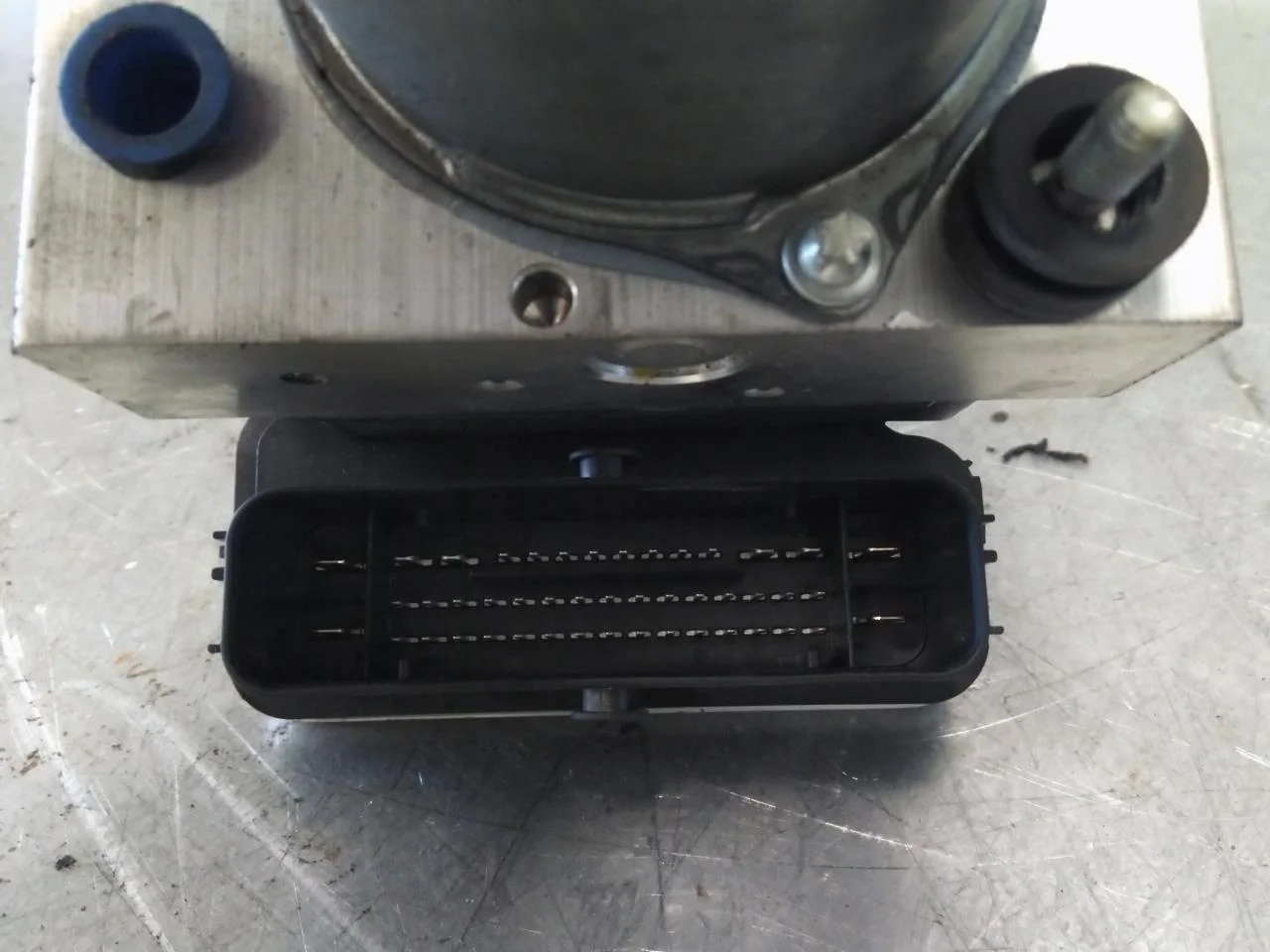Ford E-TRANSIT 2022- ABS hydraulic unit view 4