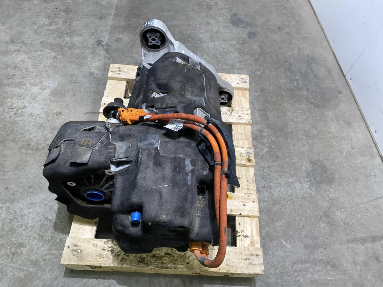 Tesla MODEL S 2013- Front electric motor view 2