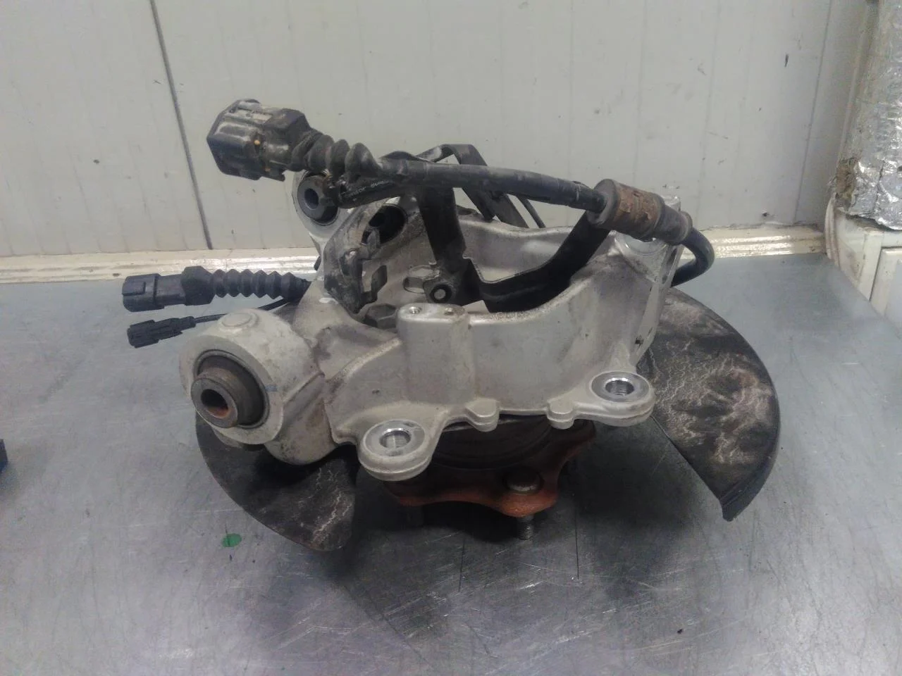 Nissan ARIYA 2021- Stub axle carrier, right rear view 2