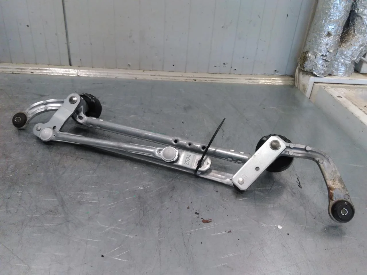 Nissan ARIYA 2021- Windshield wiper linkage view 2
