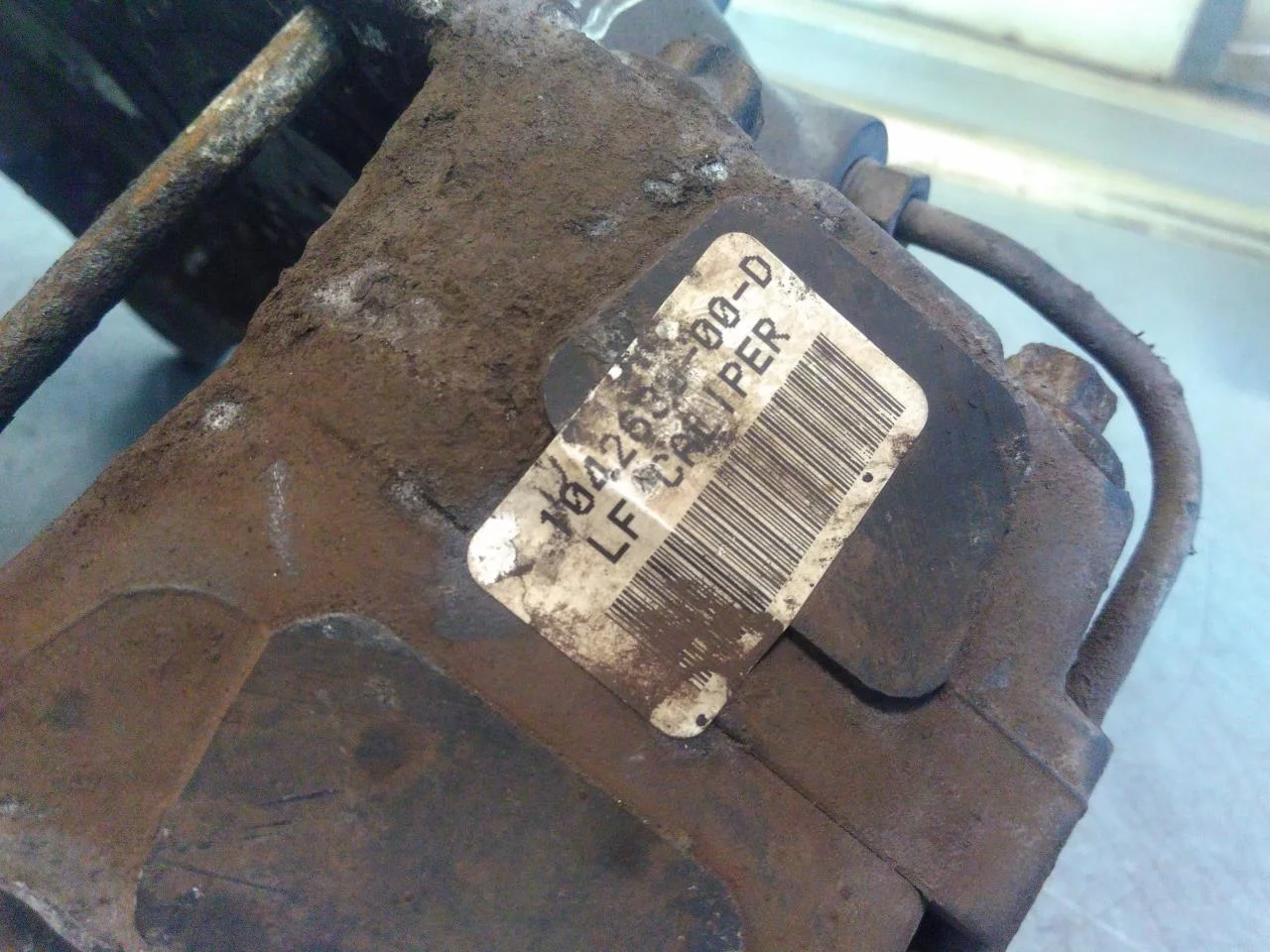 Tesla MODEL S 2013- Front left brake caliper view 2