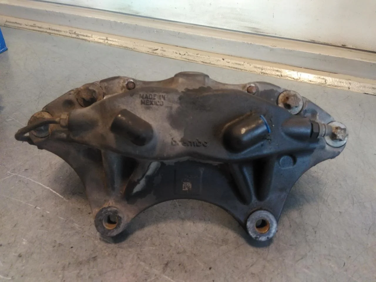 Tesla MODEL S 2013- Front left brake caliper view 3