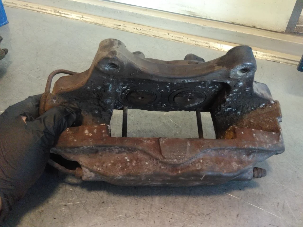 Tesla MODEL S 2013- Front left brake caliper view 4