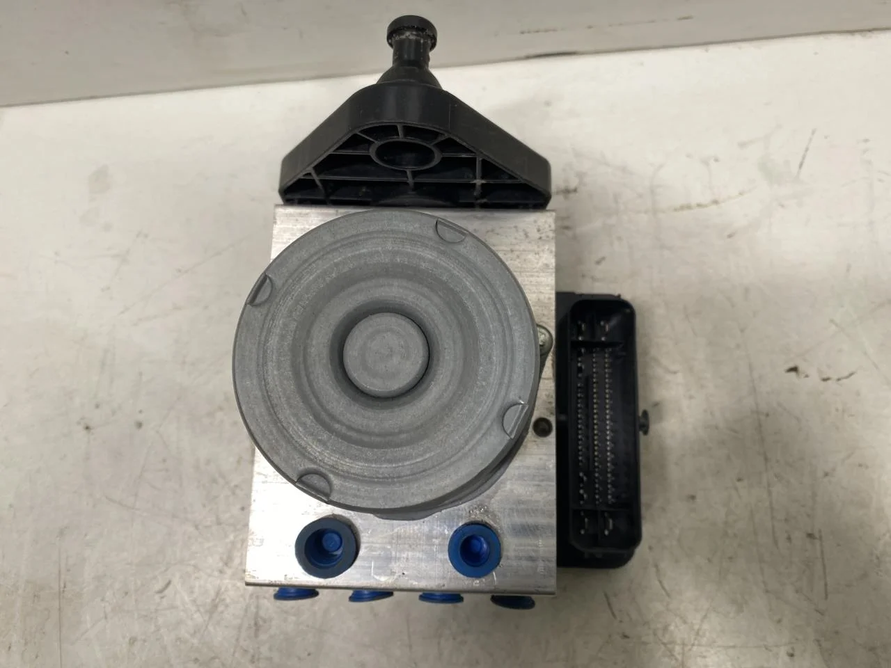Mercedes V W447//W640/W448 2014- ABS hydraulic unit view 3