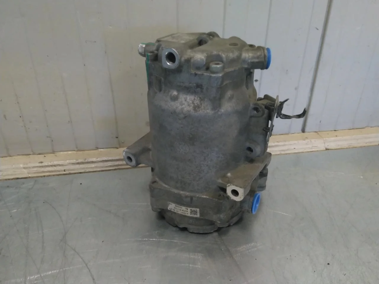 Nissan LEAF 2011-17 A/C compressor view 2
