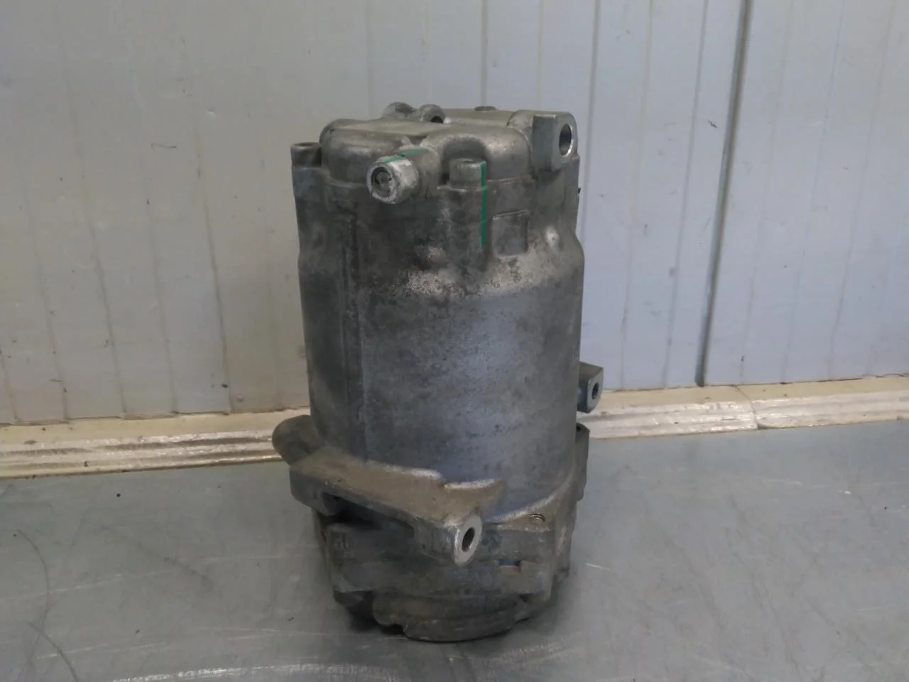 Nissan LEAF 2011-17 A/C compressor view 3