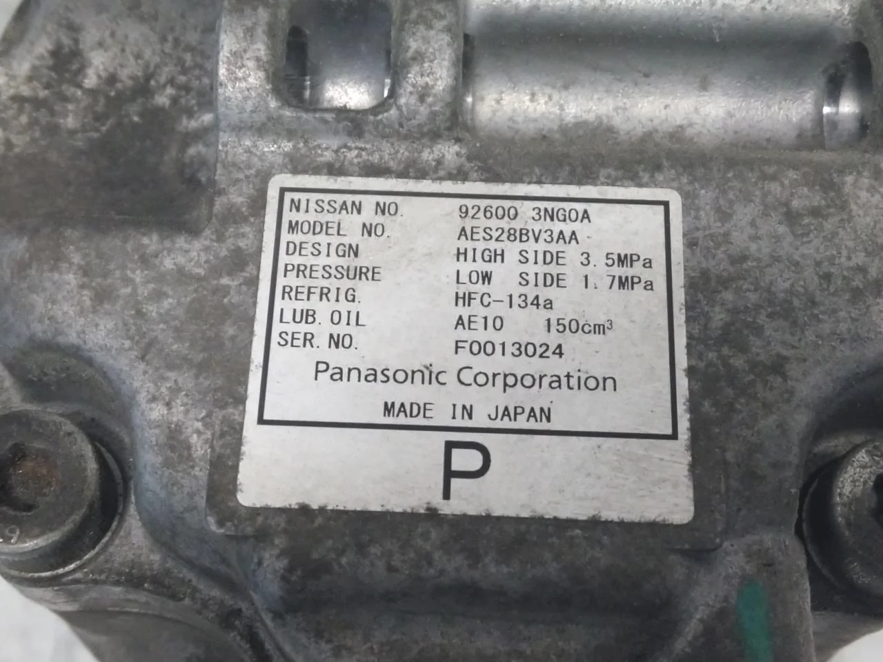 Nissan LEAF 2011-17 A/C compressor view 4