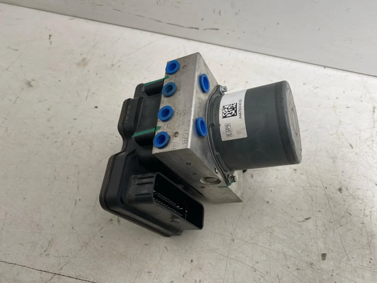 Mercedes V W447//W640/W448 2014- ABS hydraulic unit view 2