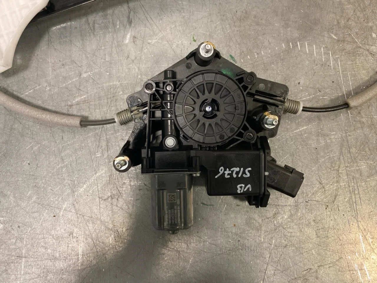Fisker OCEAN Electric window regulator, complete view 3