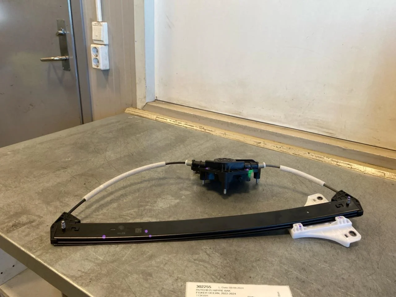 Fisker OCEAN Electric window regulator, complete view 2