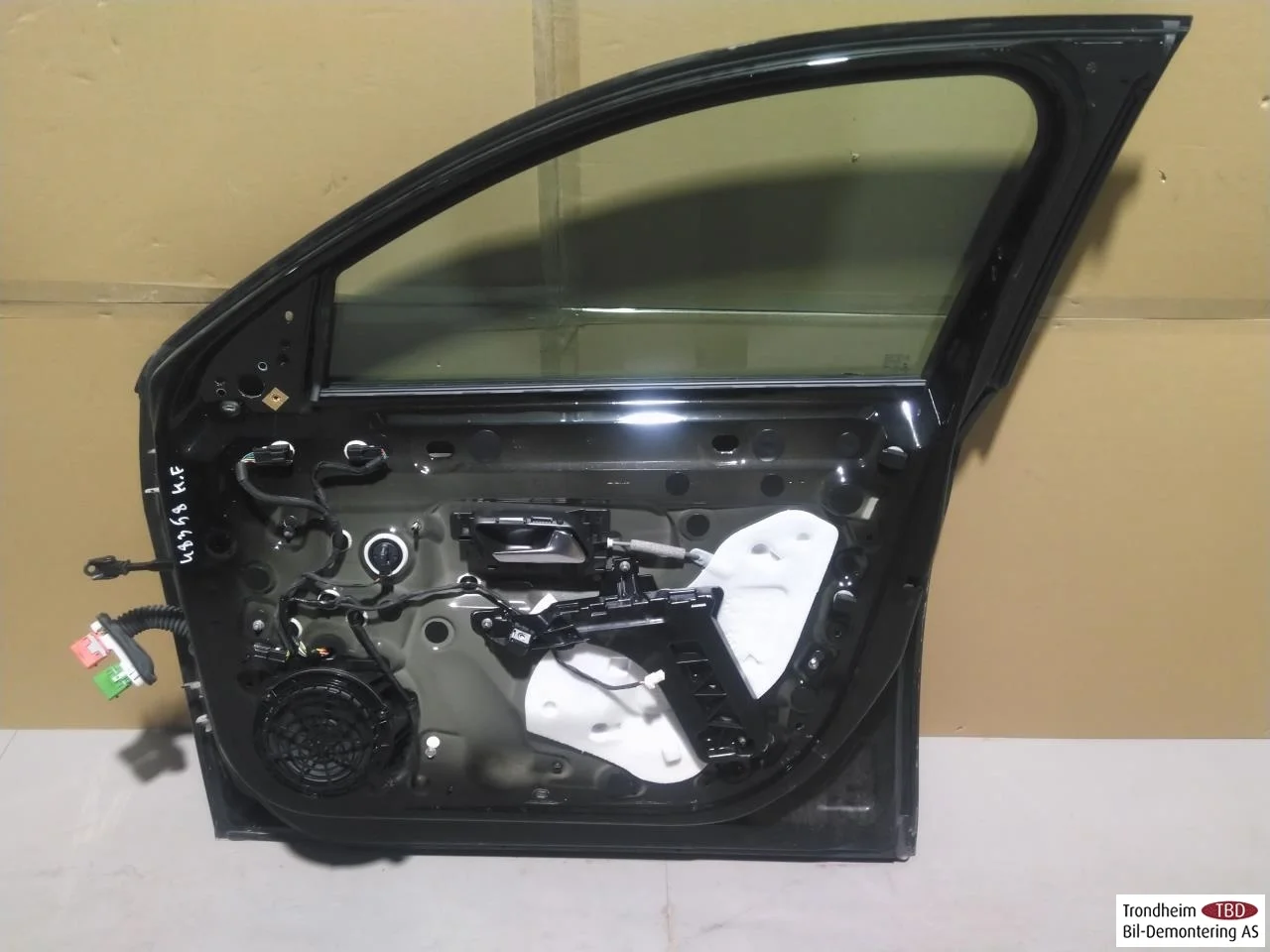 Peugeot 208/E-208 2020-> Door, 4-door, front right view 4