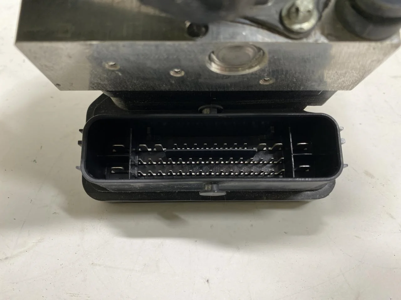 Mg ZS EV 2020- ABS hydraulic unit view 4