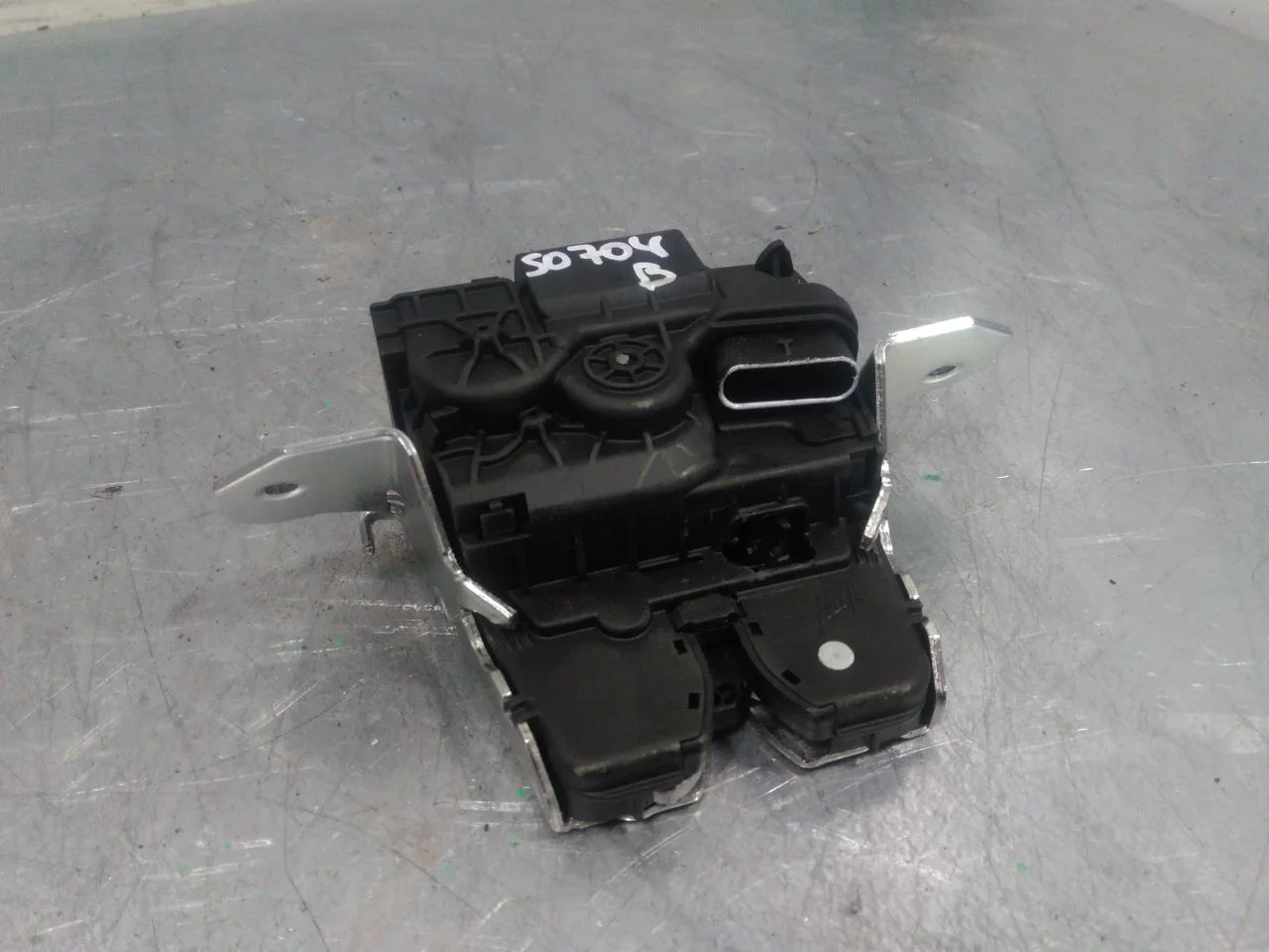Mercedes EQS SUV X296 2022- Tailgate lock view 2