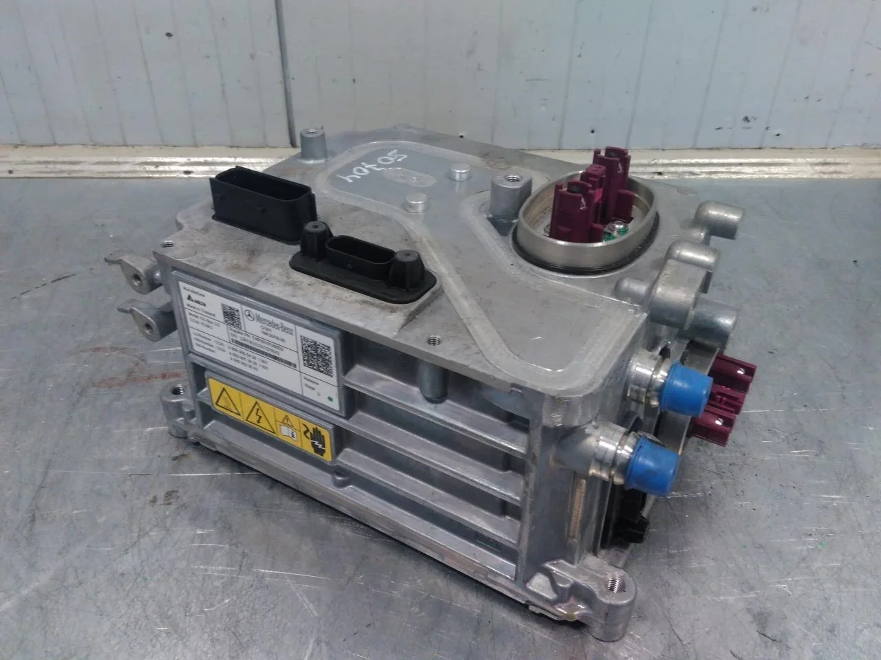 Mercedes EQS SUV X296 2022- Invertor, 12-220V vedere 2