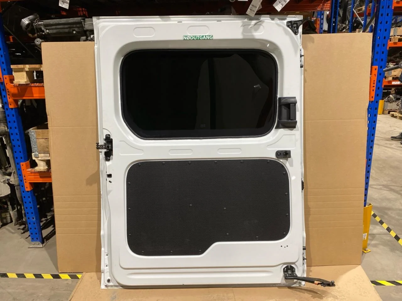 Maxus E-DELIVER9 2022- Left sliding door view 3