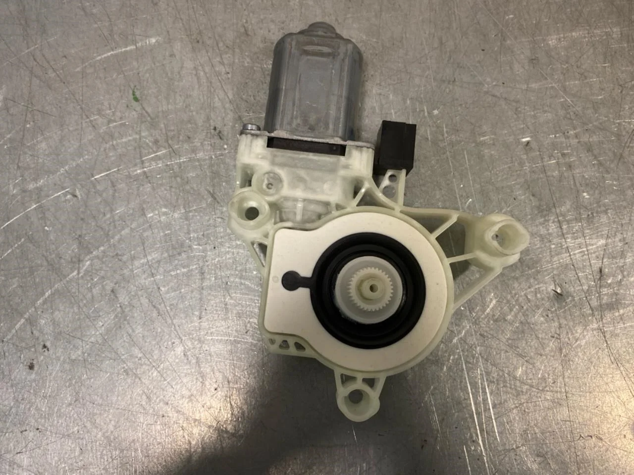 Audi Q4 E-TRON FZ 2021- Ablakemelő motor