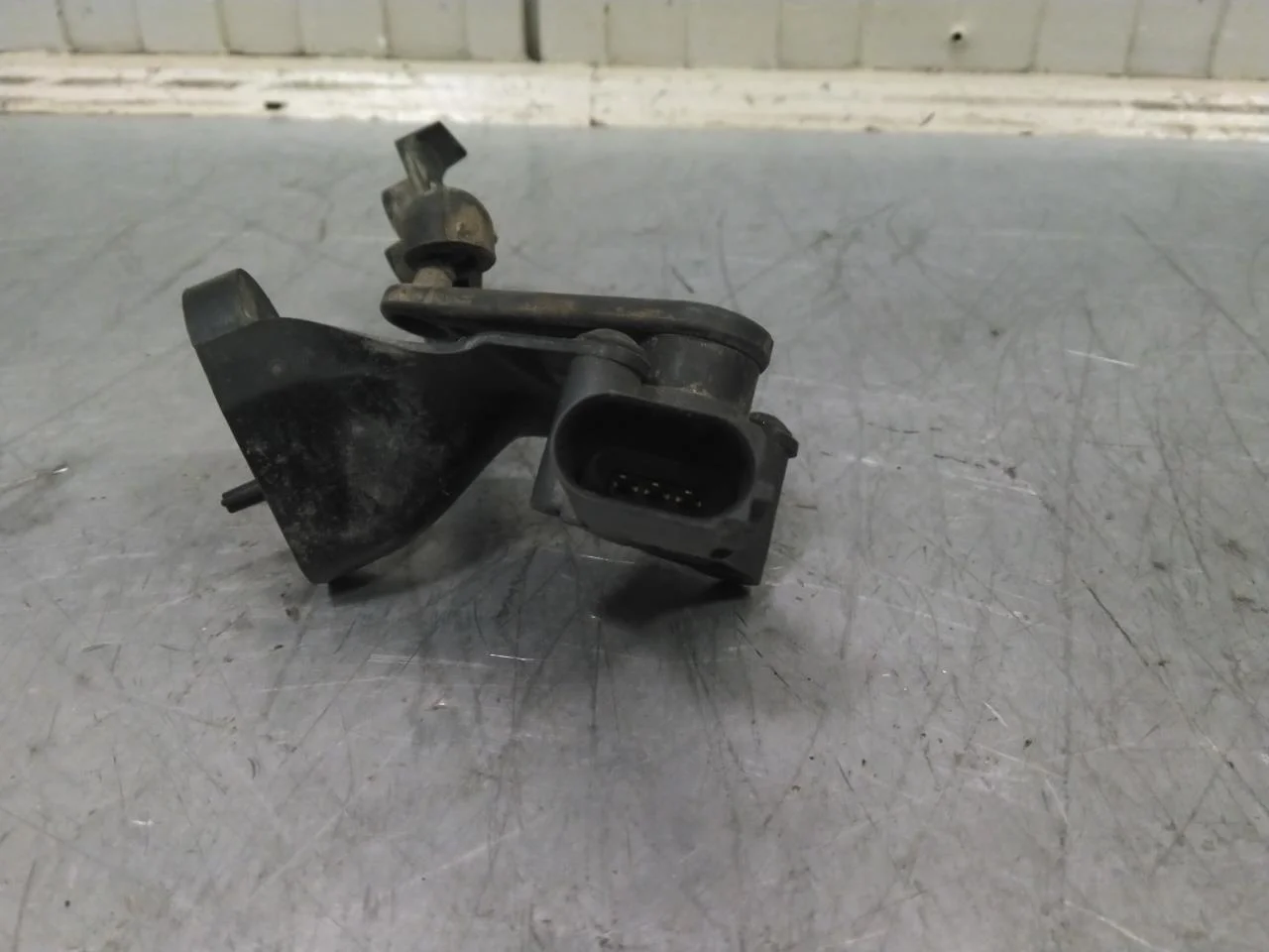 Tesla MODEL S 2013- Level control / air suspension sensor view 3