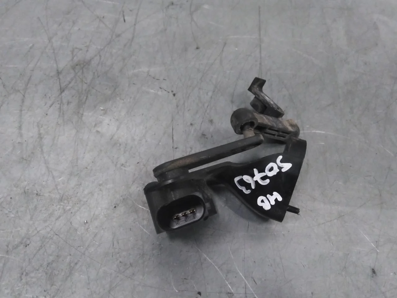 Tesla MODEL S 2013- Level control / air suspension sensor view 2