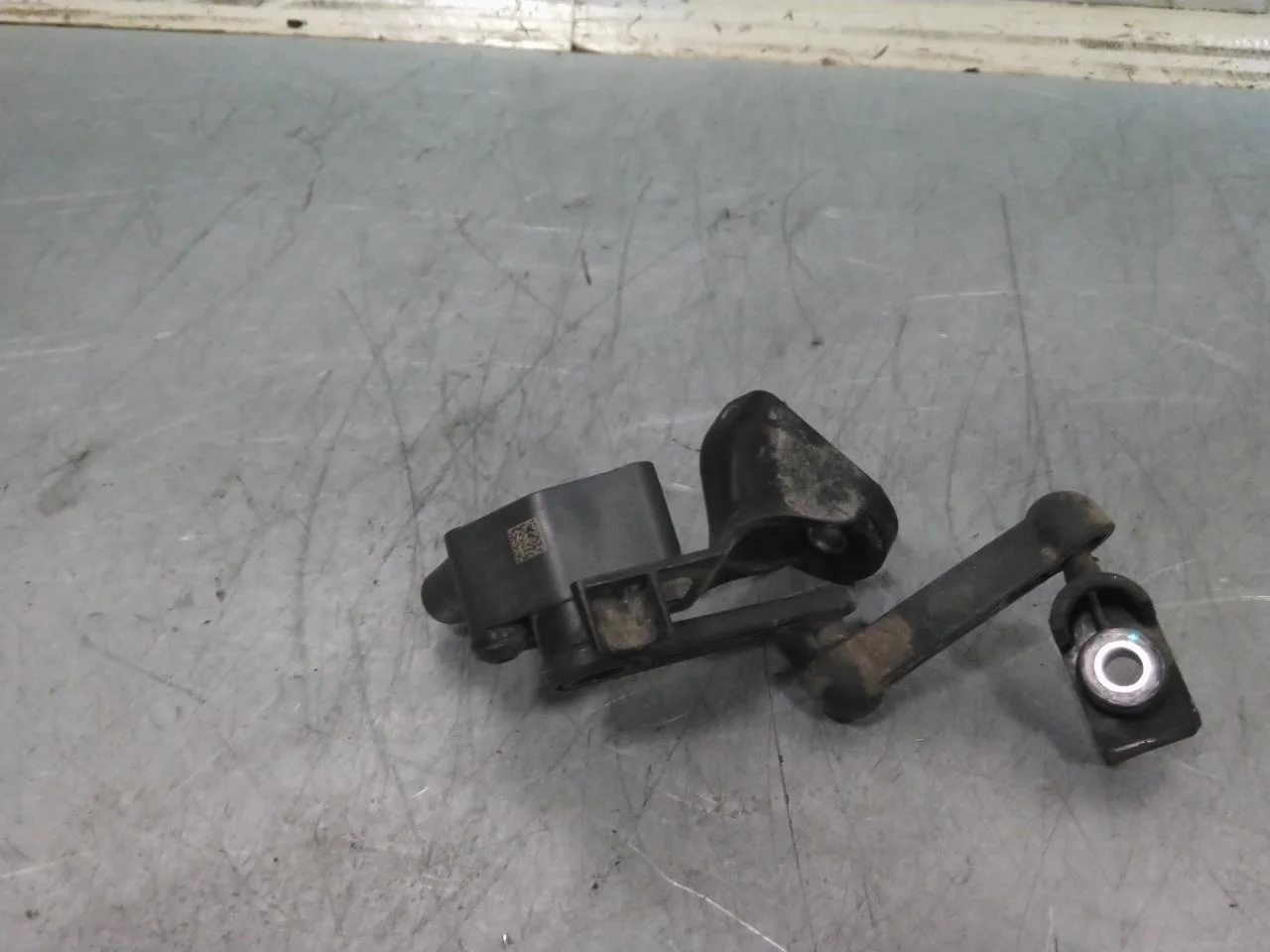 Tesla MODEL S 2013- Level control / air suspension sensor view 3