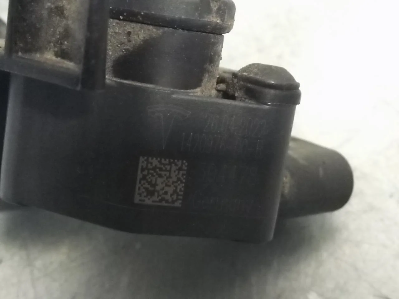 Tesla MODEL S 2013- Level control / air suspension sensor view 4