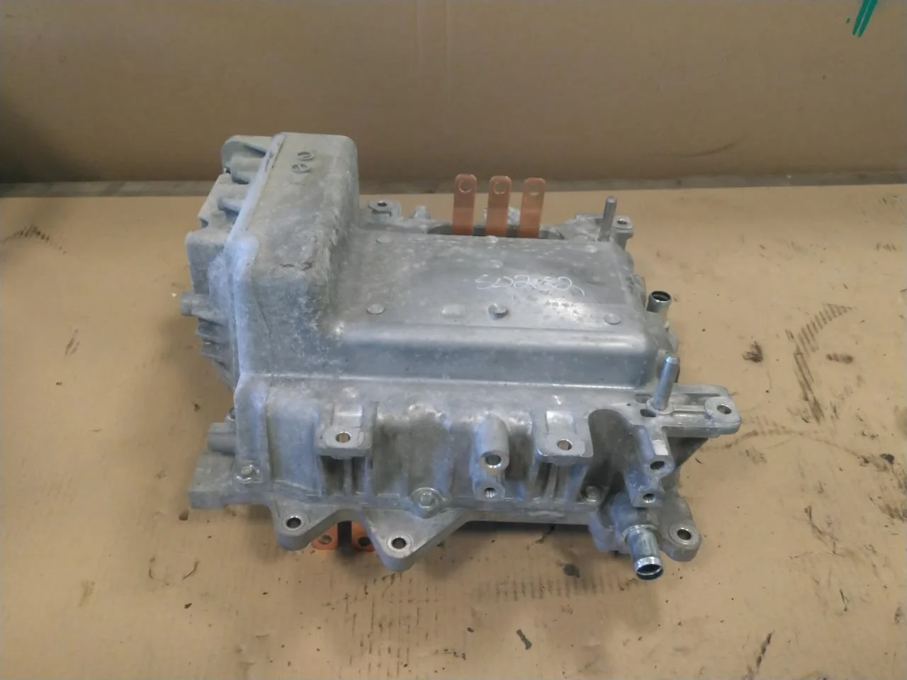 Nissan LEAF 2011-17 Inverter, 12-220V view 2
