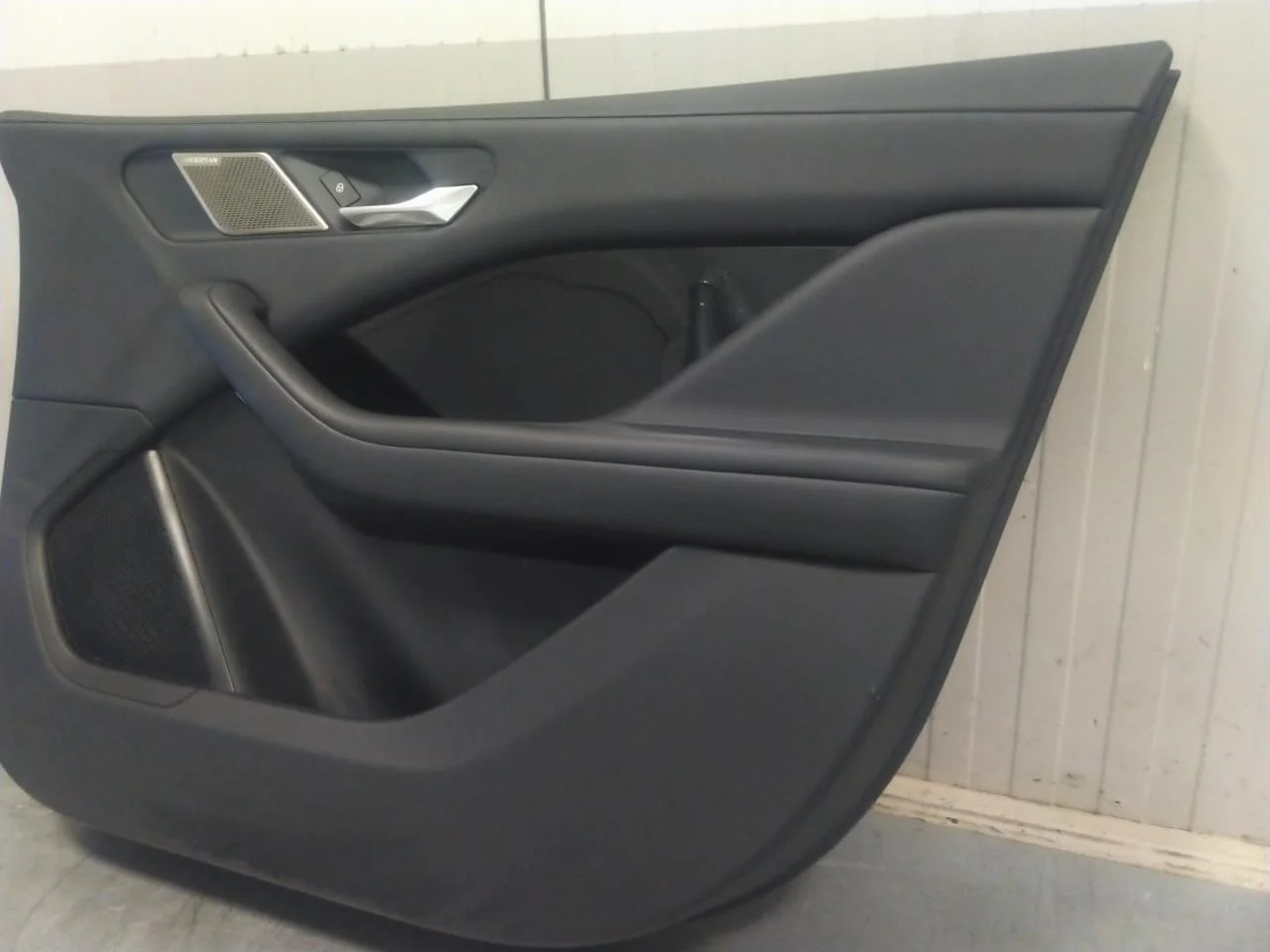 Jaguar I-PACE 2018- Door trim panel, right view 2