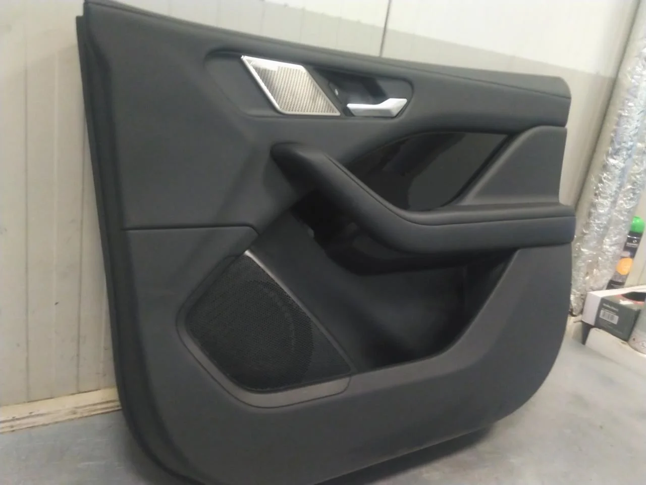 Jaguar I-PACE 2018- Door trim panel, right view 3