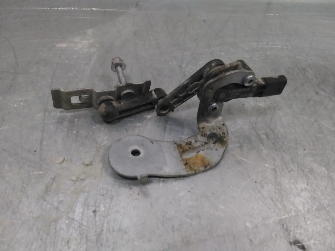 Mercedes EQS SUV X296 2022- Level control / air suspension sensor view 2