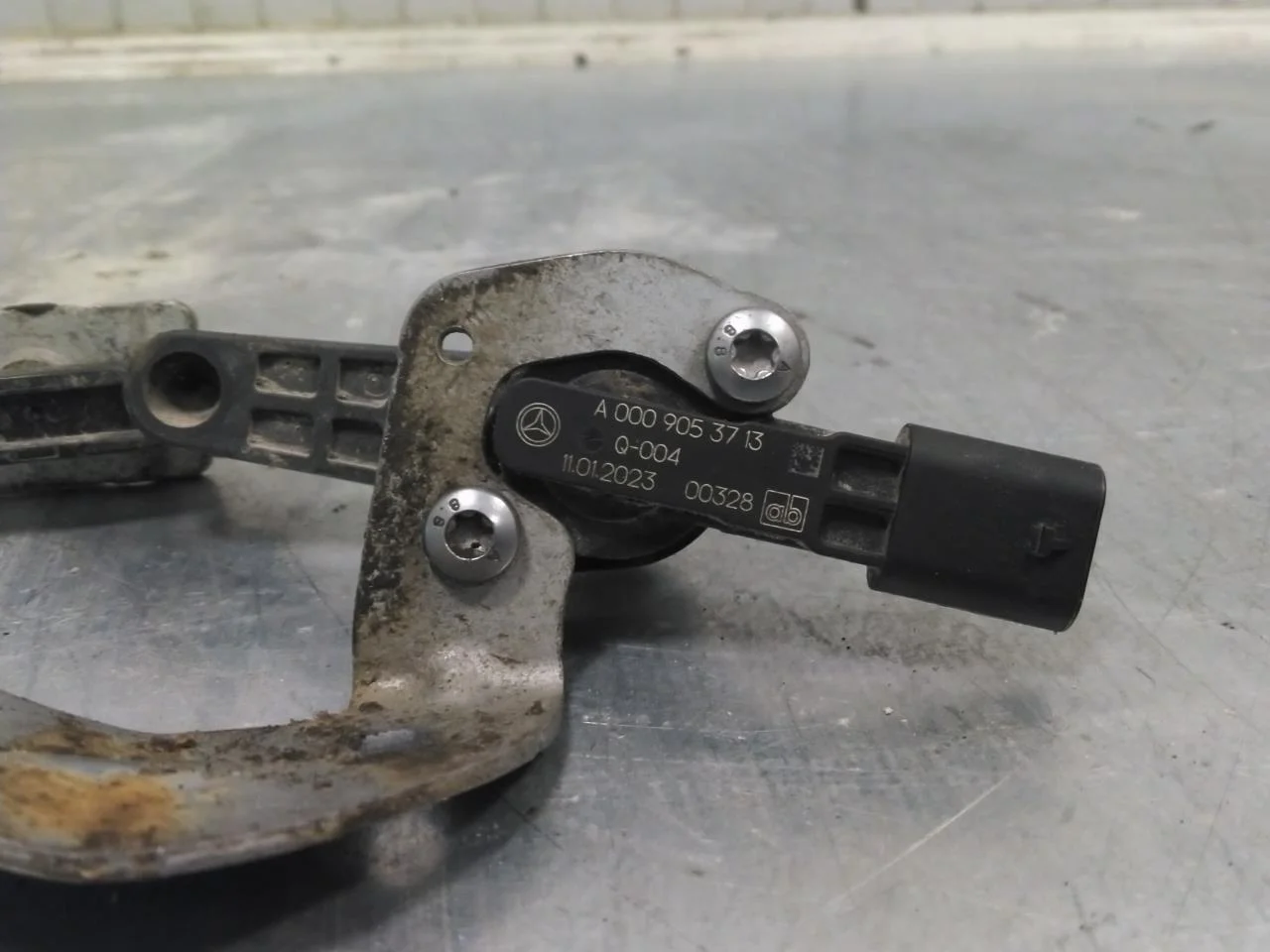 Mercedes EQS SUV X296 2022- Level control / air suspension sensor view 4