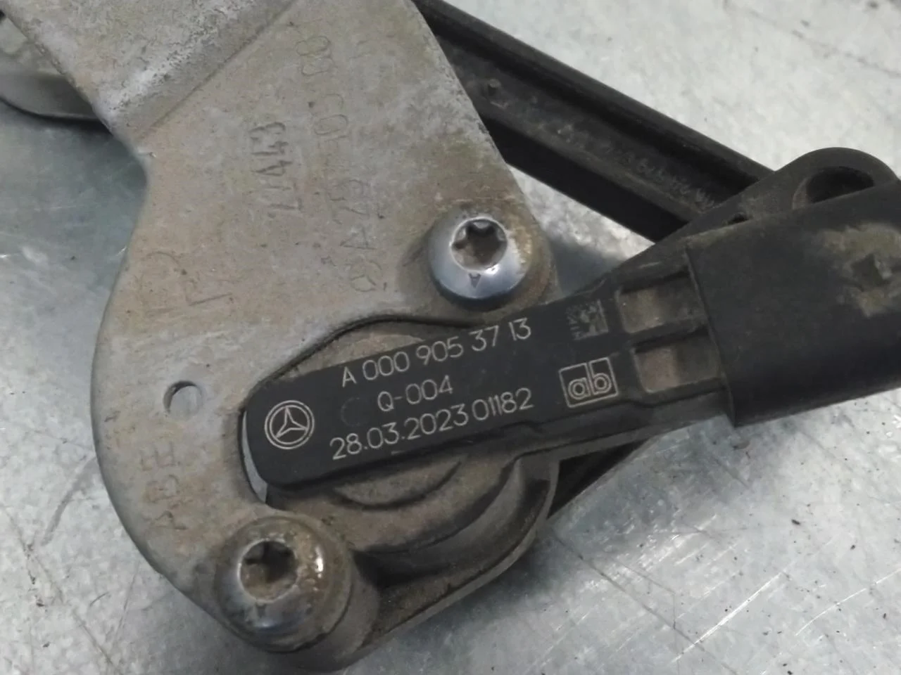Mercedes EQS SUV X296 2022- Senzor reglaj nivel / suspensie pneumatică vedere 4
