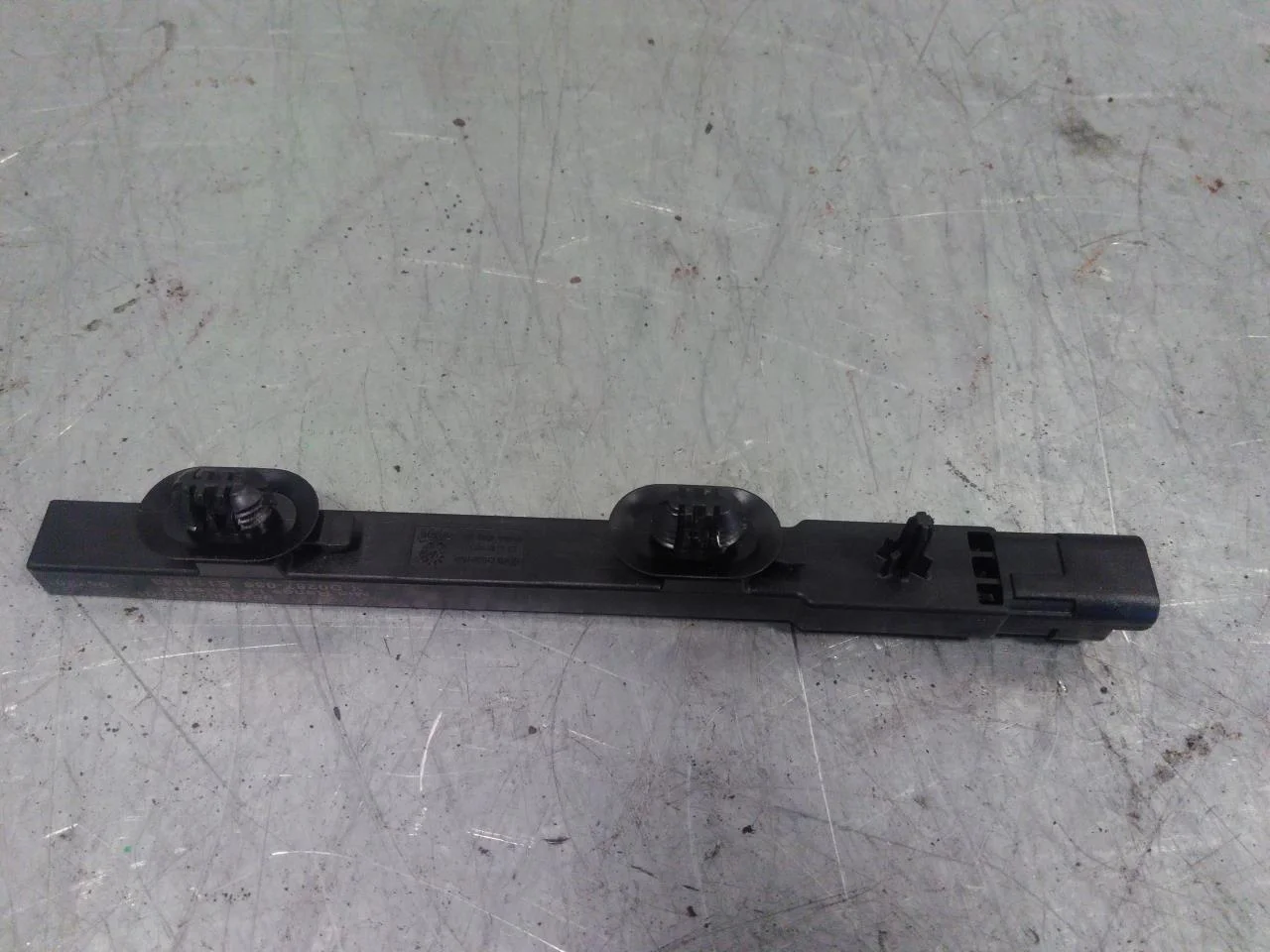 Peugeot 2008/E-2008 2020-> Antenna amplifier view 2