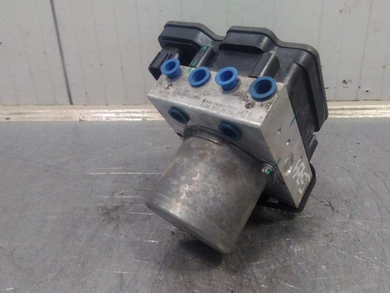 Mercedes EQS SUV X296 2022- ABS hydraulic unit view 3