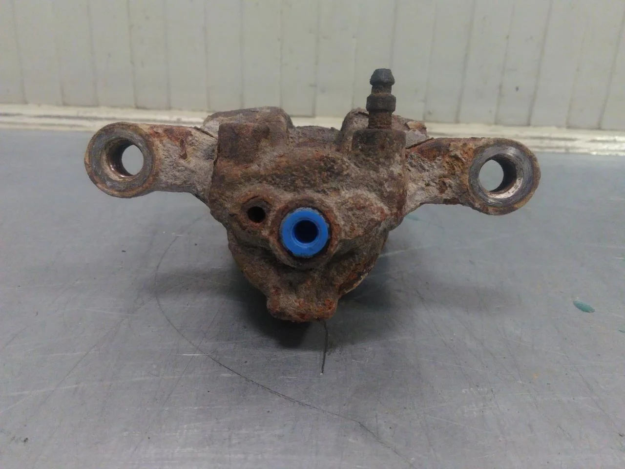 Nissan LEAF 2011-17 Rear left brake caliper view 3
