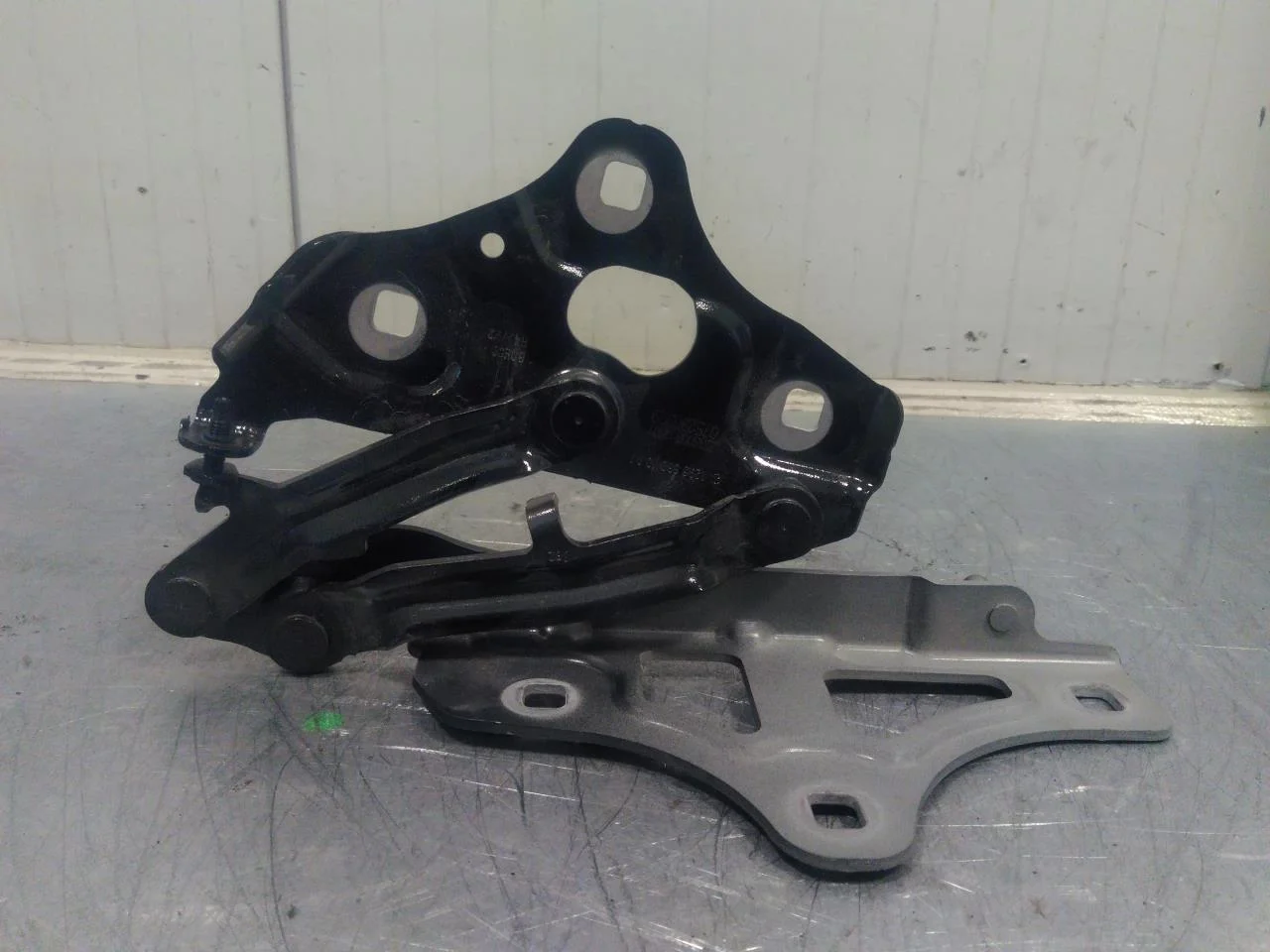 Mercedes EQS SUV X296 2022- Hood hinge(s)