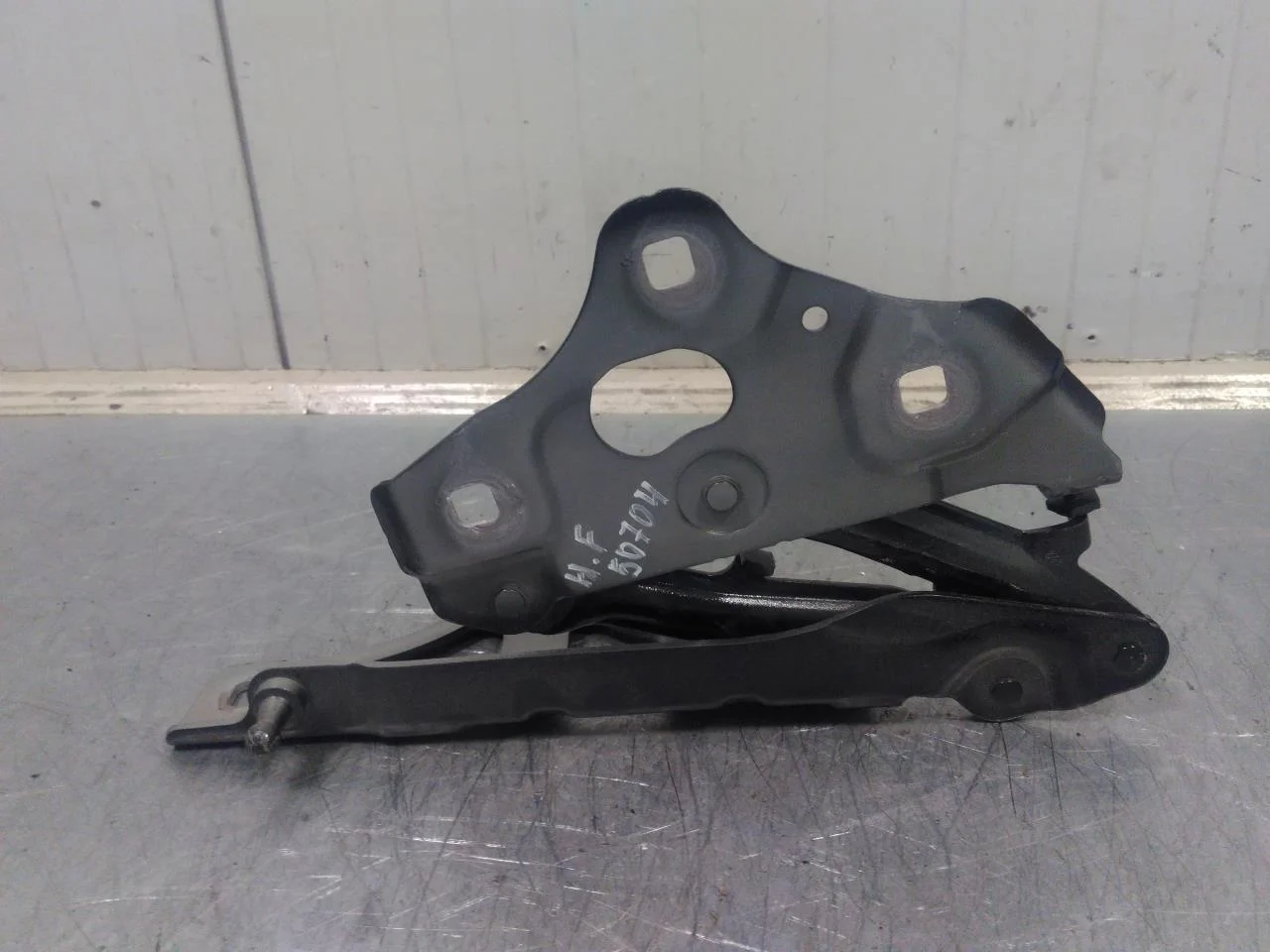Mercedes EQS SUV X296 2022- Hood hinge(s) view 2