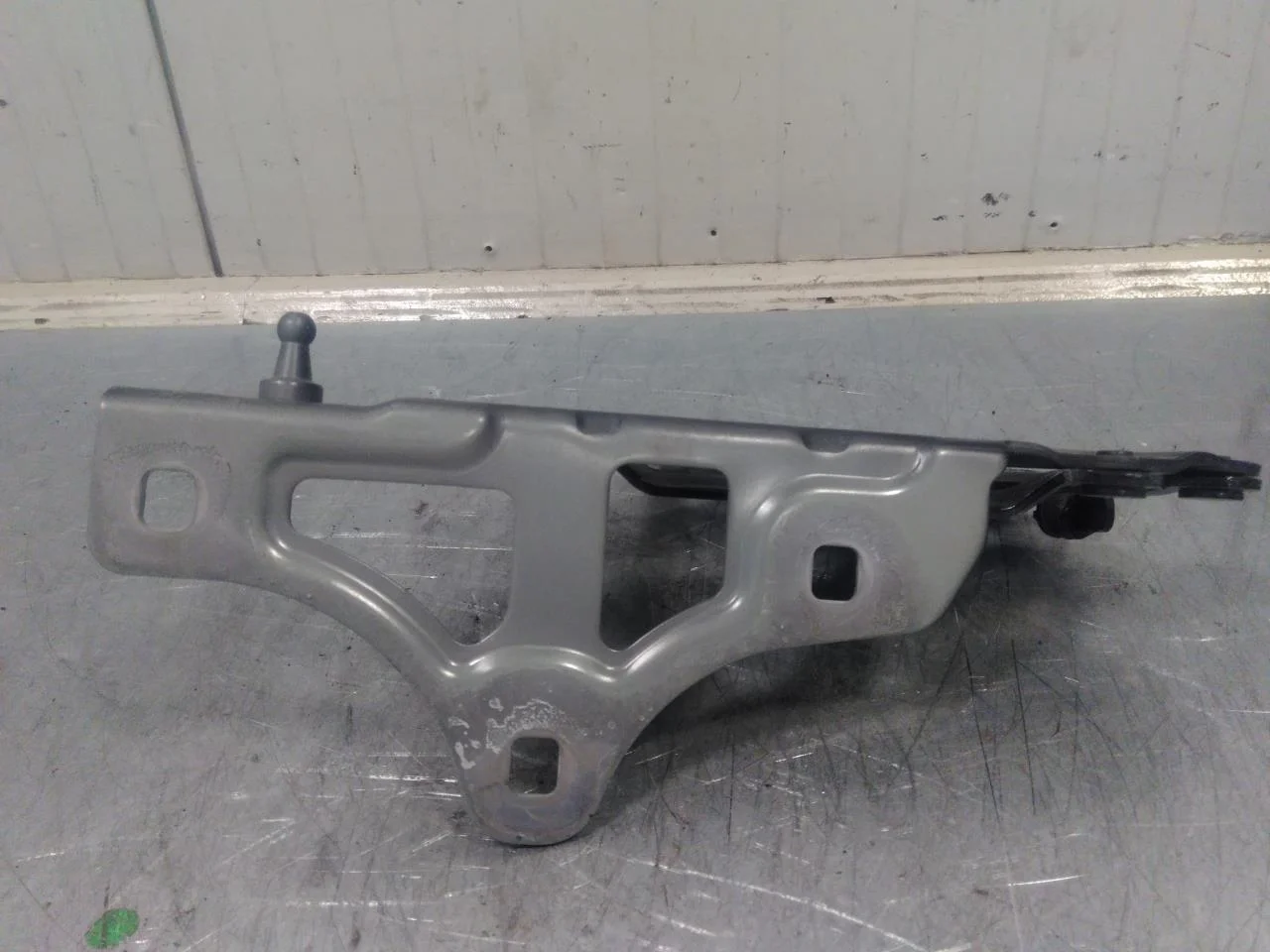 Mercedes EQS SUV X296 2022- Hood hinge(s) view 3
