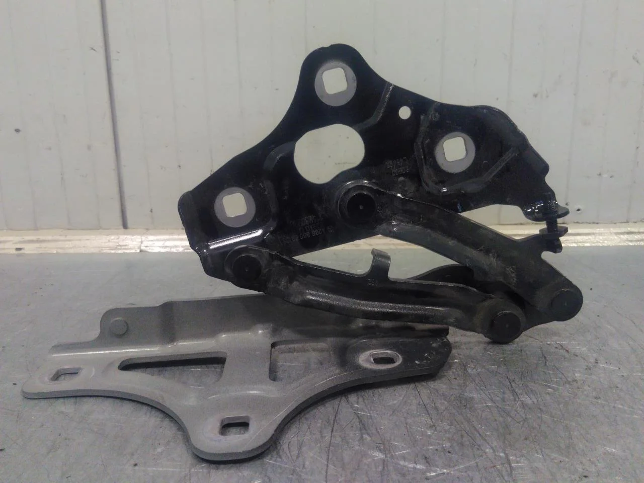 Mercedes EQS SUV X296 2022- Hood hinge(s)