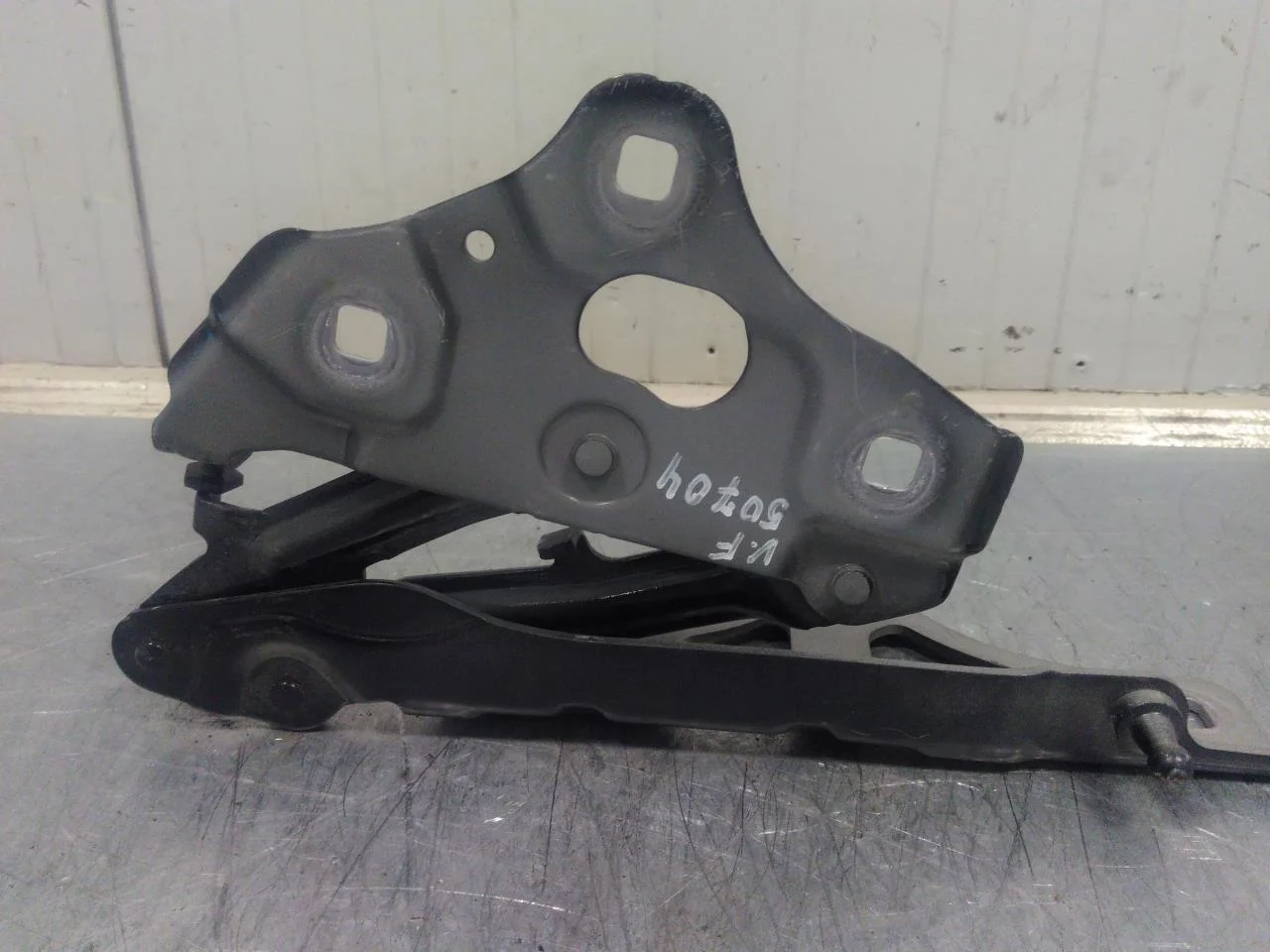 Mercedes EQS SUV X296 2022- Hood hinge(s) view 2
