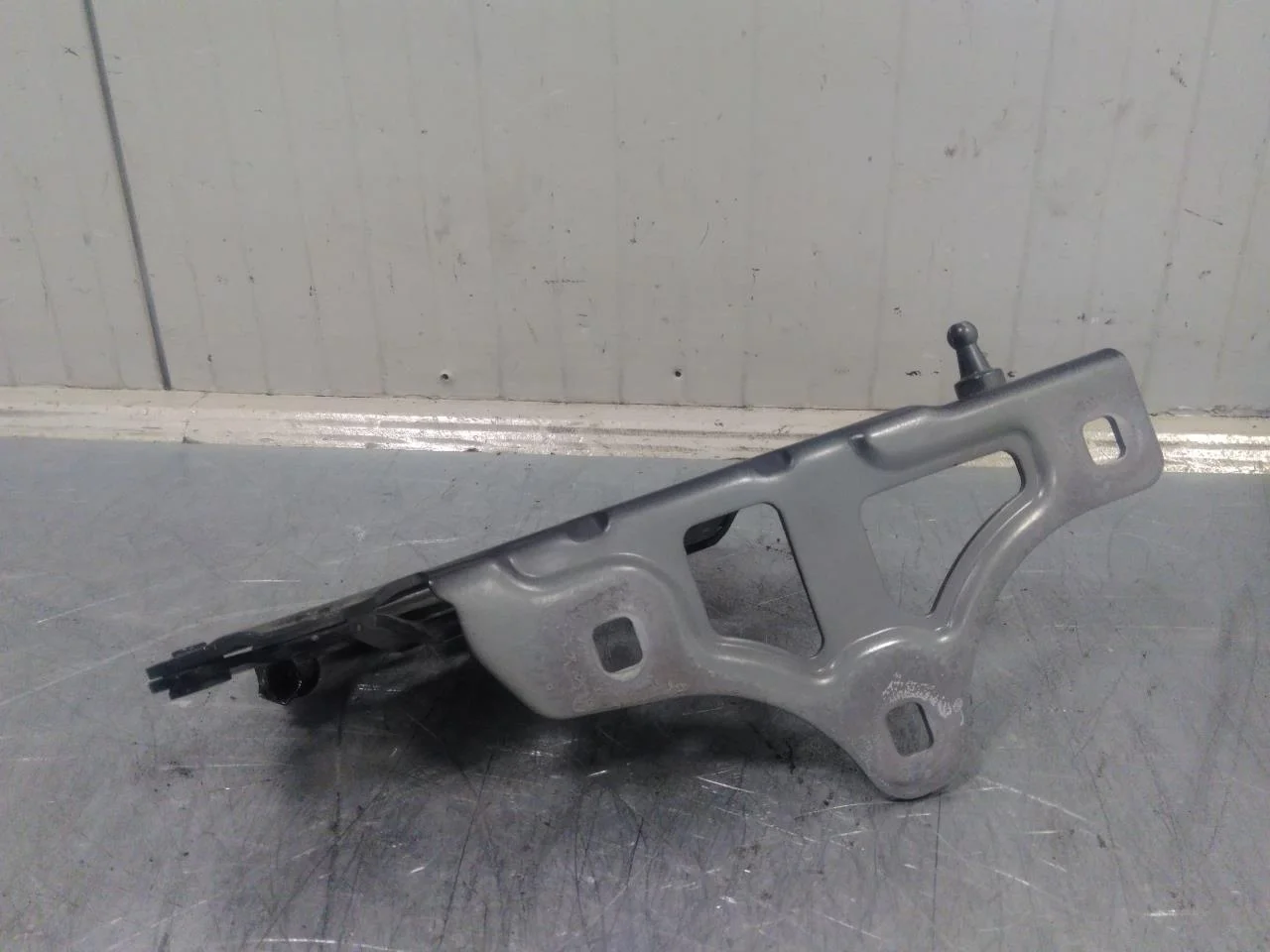 Mercedes EQS SUV X296 2022- Hood hinge(s) view 3