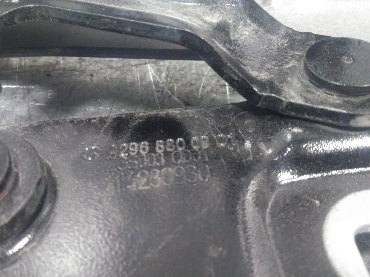 Mercedes EQS SUV X296 2022- Hood hinge(s) view 4