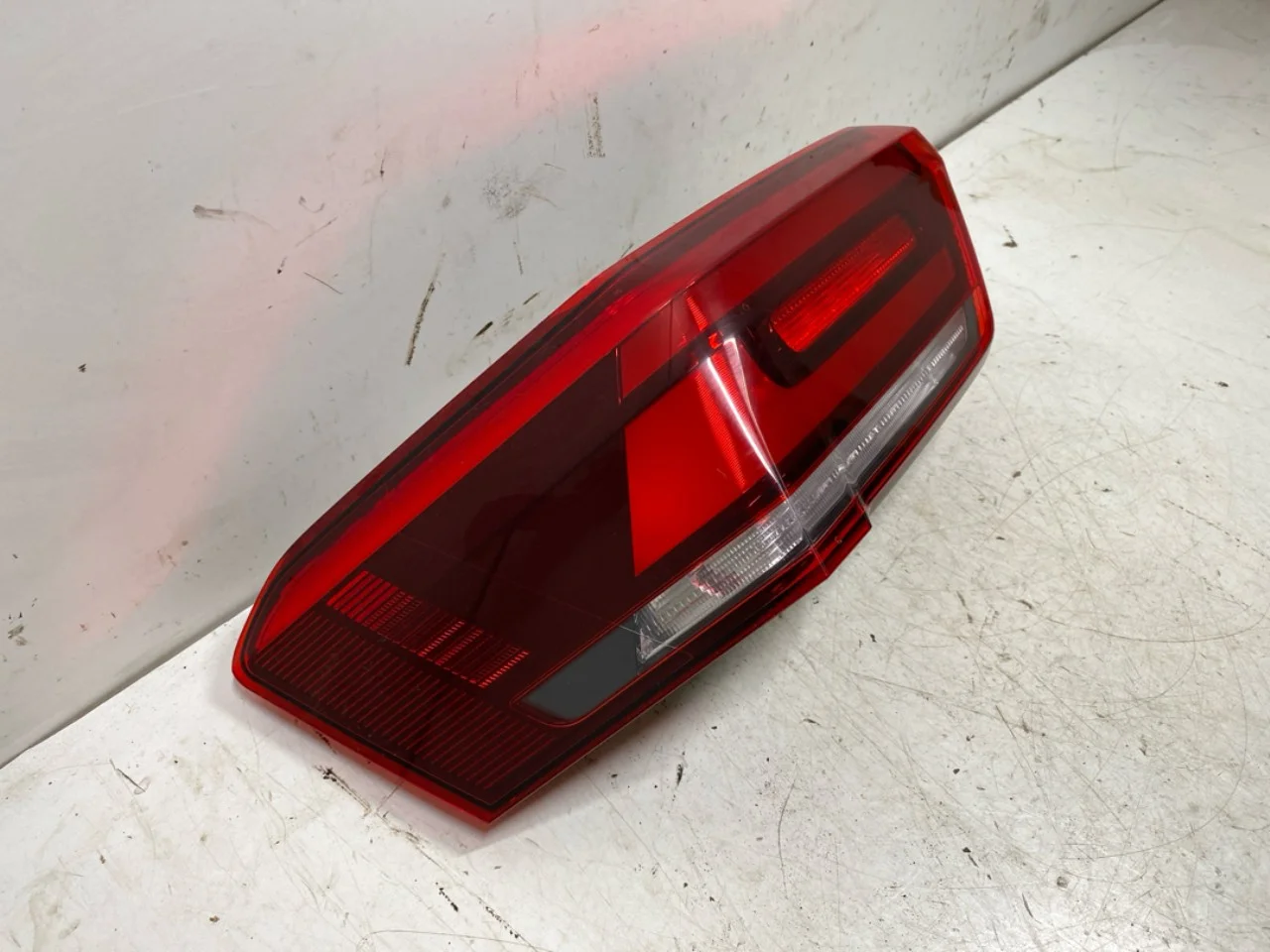 Volkswagen ID.3 2021- Left tail light view 2