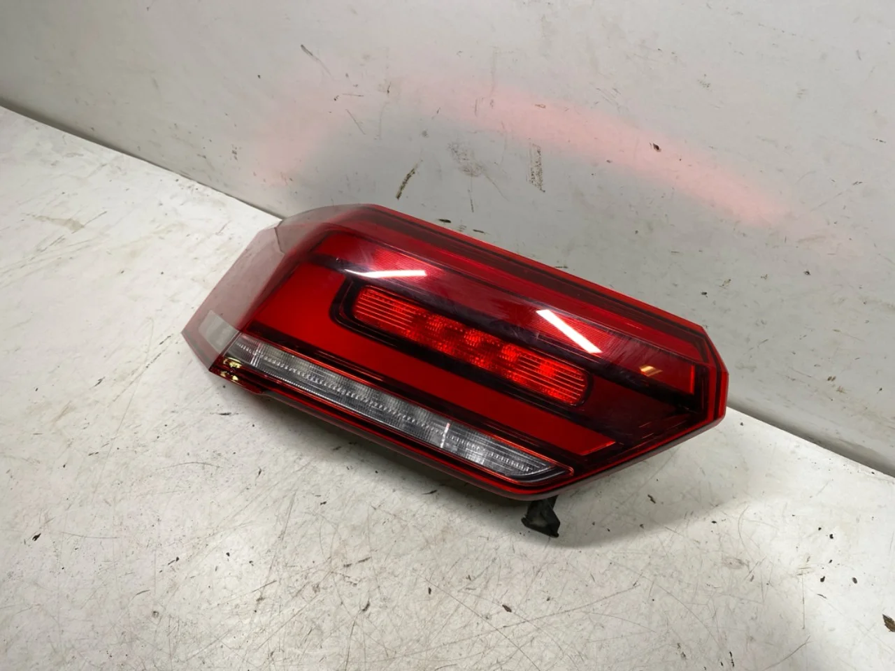 Volkswagen ID.3 2021- Left tail light view 3