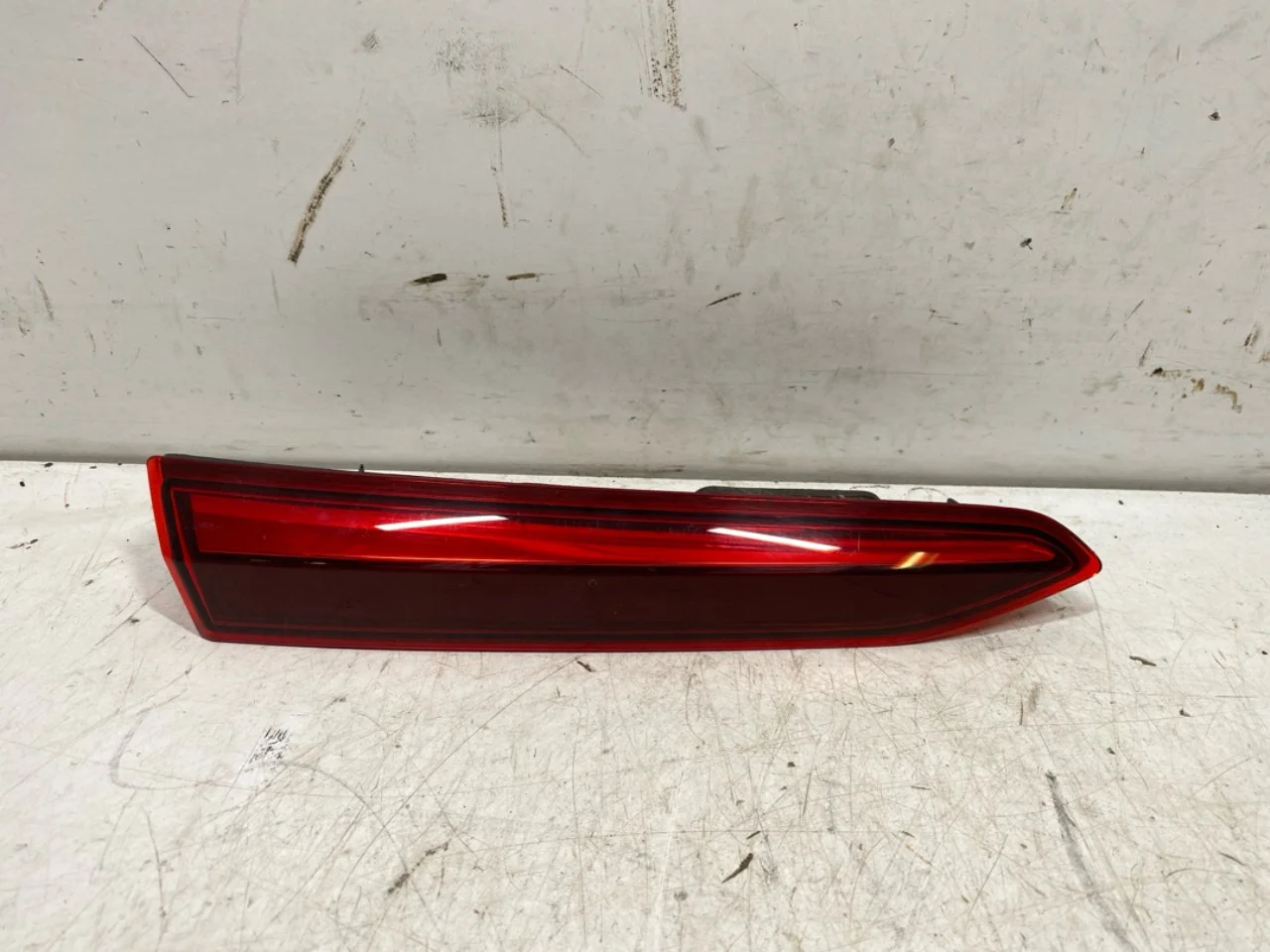Volkswagen ID.3 2021- Lampă spate, stânga, pe hayon (interioară)