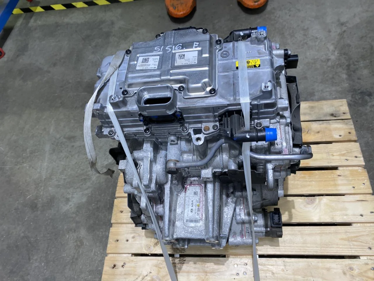 Kia EV6 2022- Motor electric față vedere 3