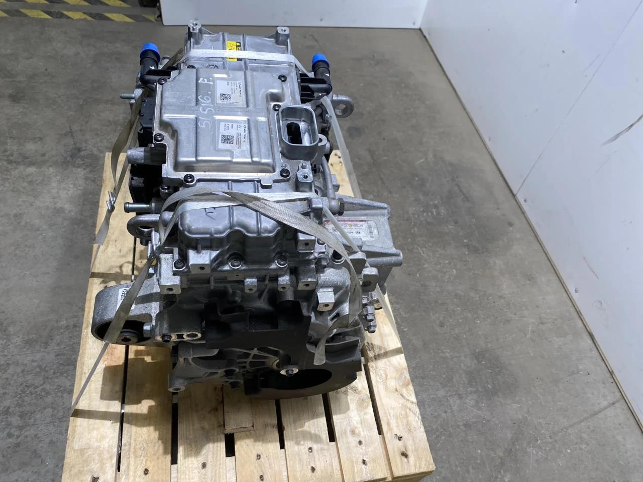 Kia EV6 2022- Motor electric față vedere 4