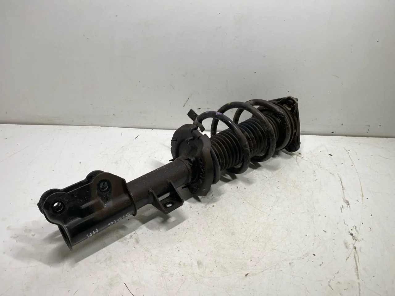 Kia EV6 2022- Strut assembly, front right view 3