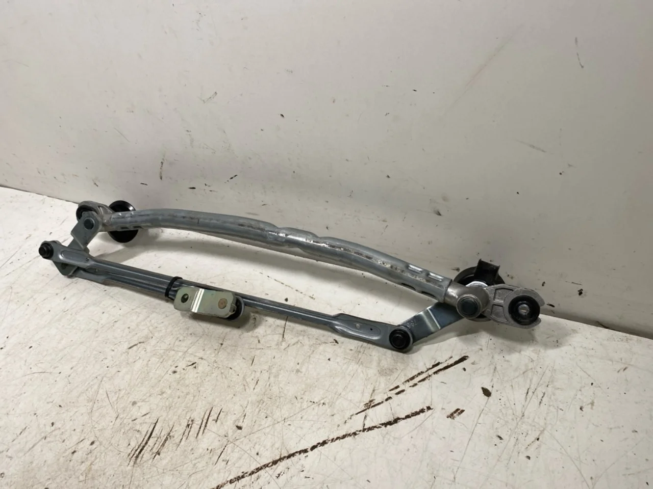 Kia EV6 2022- Windshield wiper linkage view 2