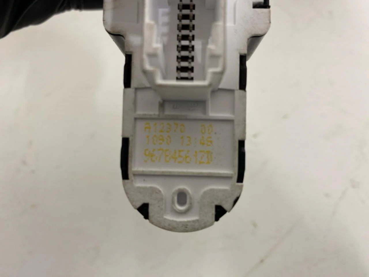 Opel / Vauxhall VIVARO 2020- Window regulator switch view 3