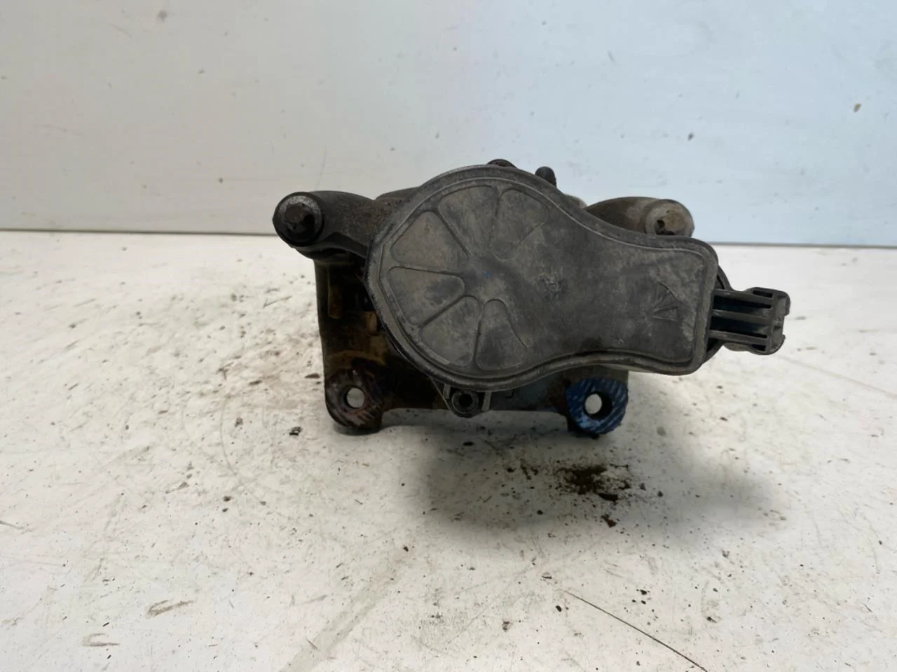Opel / Vauxhall VIVARO 2020- Rear left brake caliper view 2